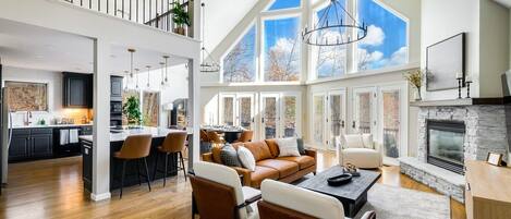 Älytelevisio, takka, pöytäjalkapallopöytä, pöytätennispöytä