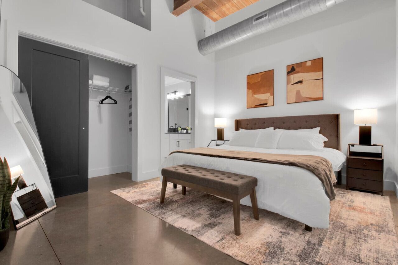 2 bedrooms, desk, WiFi