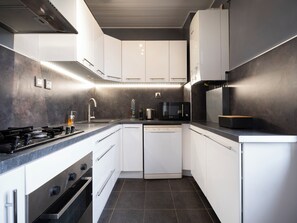 Een koelkast, een microgolfoven, een oven, een vaatwasser