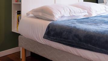 1 habitación, tabla de planchar con plancha, wifi y ropa de cama