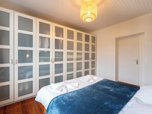 1 slaapkamer, een strijkplank/strijkijzer, wifi, beddengoed