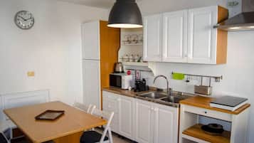 Geladeira, micro-ondas, fogão, cooktop
