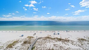 Une plage de sable blanc, un ciel bleu azur et une mer calme.