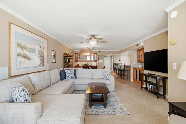 Condo, varias camas (SeaSpray East 624-Gulf Front) | Área de sala de estar | Televisión 