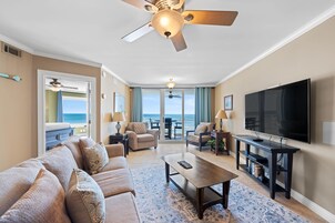 公寓式客房, 多张床 (SeaSpray East 624-Gulf Front) | 起居区 | 电视