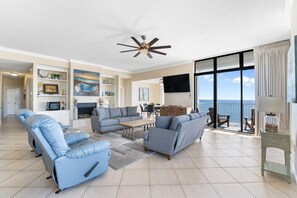 Appart'hôtel, plusieurs lits (Summerchase Penthouse 4) | Coin séjour | Télévision