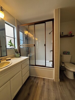 Toilet paper - Serene 2-bedroom apartment in Manhattan Beach - December Rental Only (Manhattan Beach)