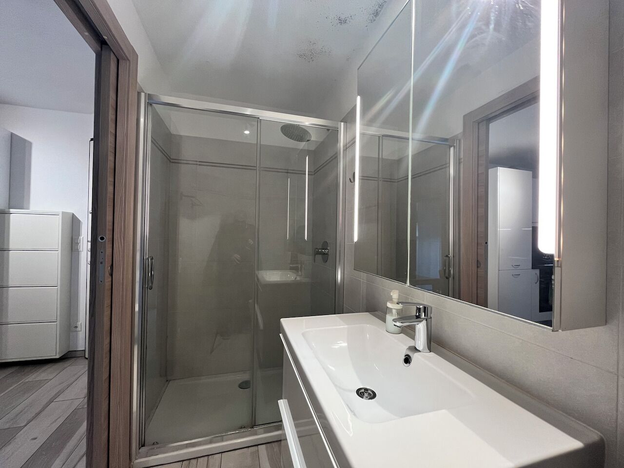 Douche, sèche-cheveux, serviettes fournies, savon