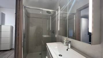 Douche, sĂšche-cheveux, serviettes fournies, savon