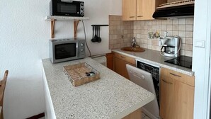 A compact kitchen with a microwave, toaster, and coffee maker. - 4th floor, view mountain, balcony, parking, tv, 26m², Villard de Lans (Villard-de-Lans)