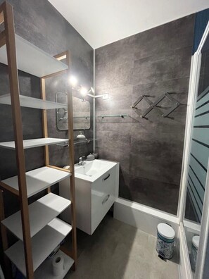 A modern bathroom with a white vanity, a mirror, and a shower area. - 4th floor, view mountain, balcony, parking, tv, 26m², Villard de Lans (Villard-de-Lans)