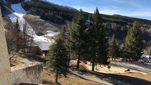 A mountainous landscape with a ski lift, trees, and a building in the background. - 4th floor, view mountain, balcony, parking, tv, 26m², Villard de Lans (Villard-de-Lans)