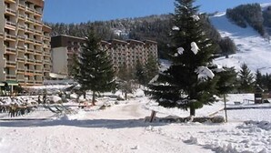A hotel with multiple floors, a ski slope in the background, and snow-covered ground. - 4th floor, view mountain, balcony, parking, tv, 26m², Villard de Lans (Villard-de-Lans)