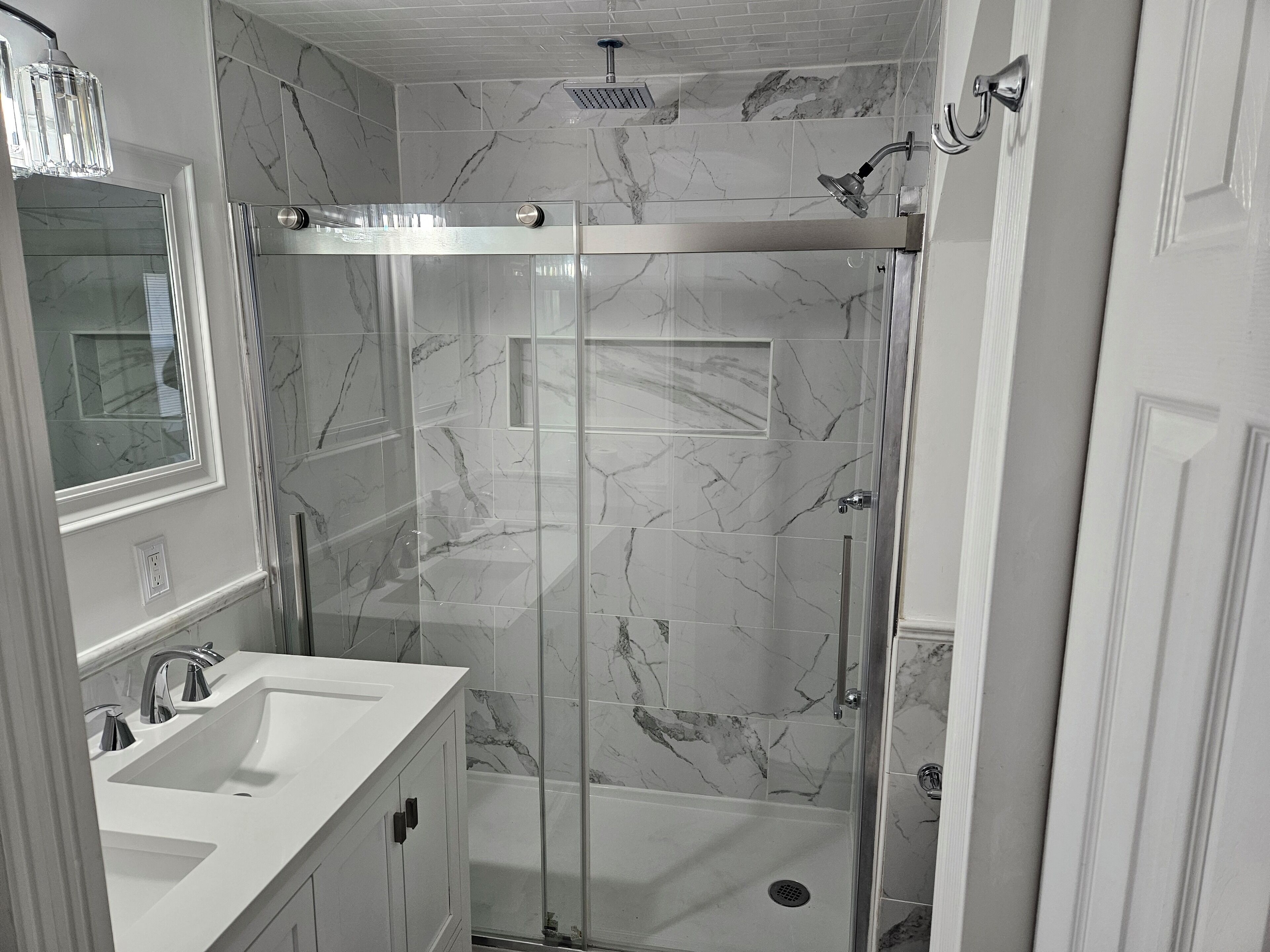 Douche, serviettes fournies, savon, papier toilette
