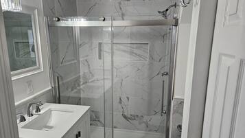 Douche, serviettes fournies, savon, papier toilette