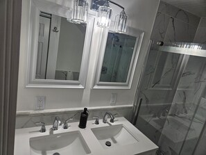 淋浴设施、毛巾、肥皂、卫生纸