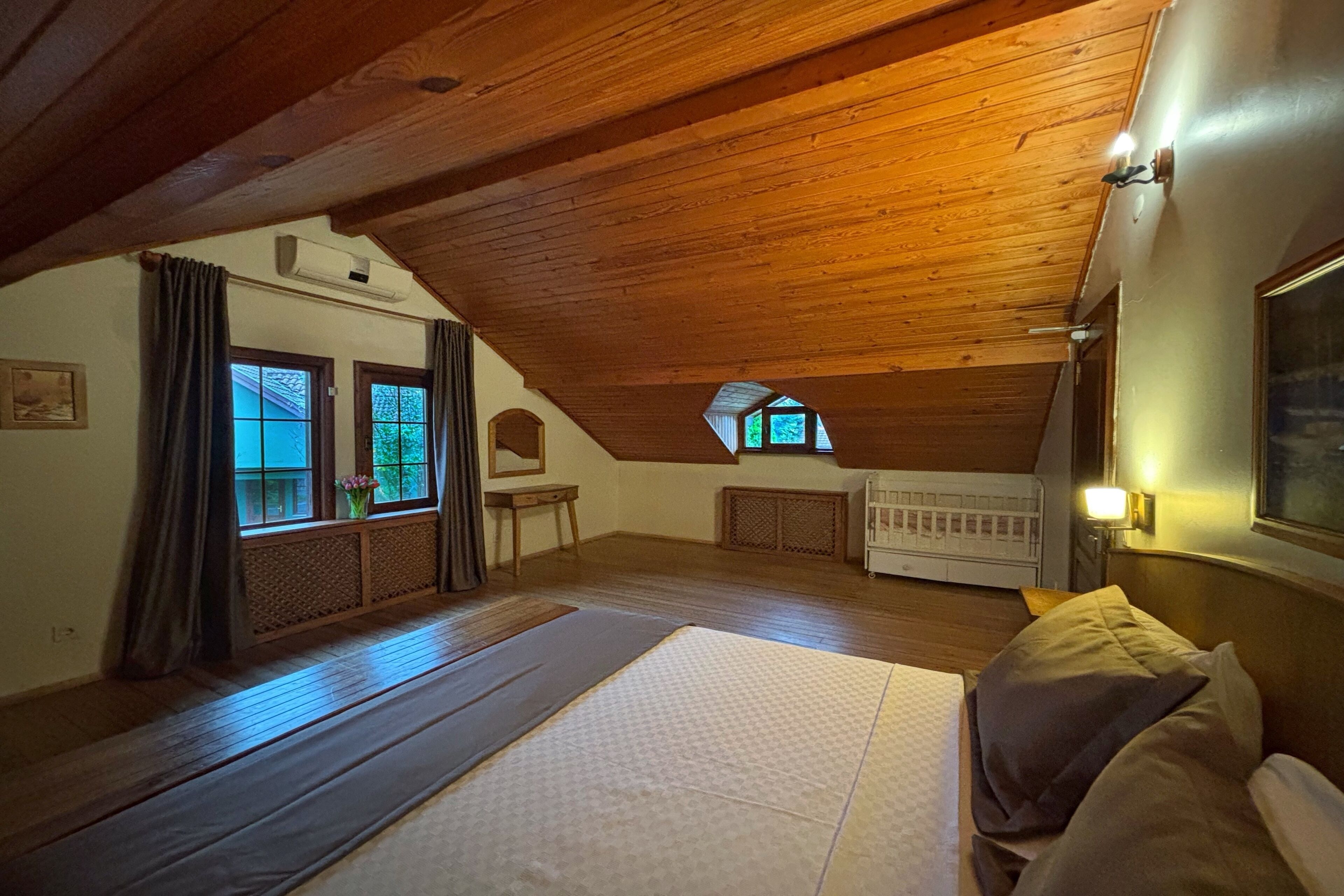 4 bedrooms, in-room safe, iron/ironing board, free WiFi