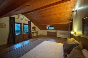 4 bedrooms, in-room safe, iron/ironing board, free WiFi