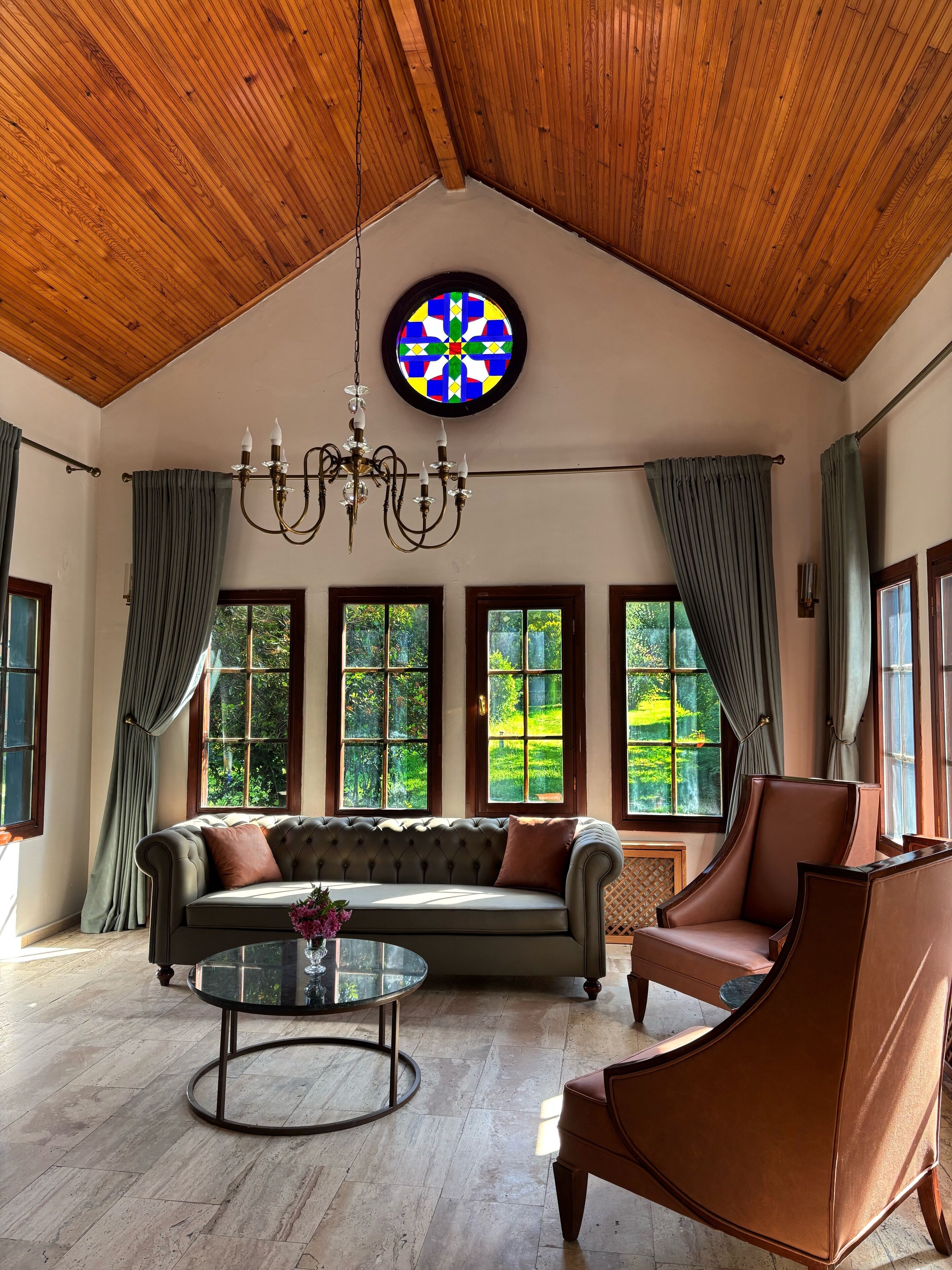 Smart TV, chimenea, impresora