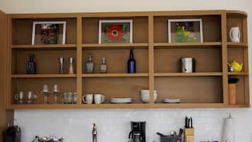 Refrigerador, microondas, lavavajillas y cafetera y tetera