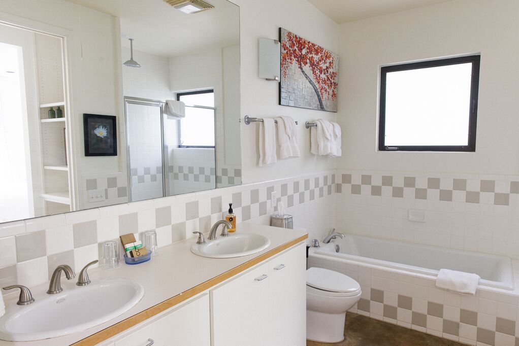 Suihku, hiustenkuivaaja, pyyhkeet, saippua