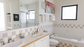 Suihku, hiustenkuivaaja, pyyhkeet, saippua