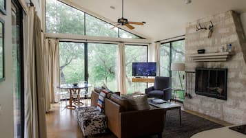 Älytelevisio, takka, DVD-soitin, pöytätennispöytä