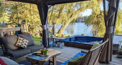Cosy Updated Lakefront Cottage