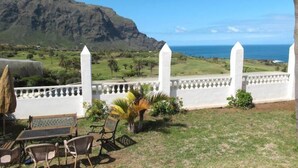 A terrace with a view of a mountainous landscape and the ocean. - Finca El Castillo (Buenavista del Norte)