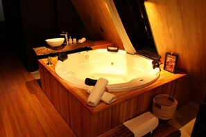 Comfort Chalet | Bathroom | Bathtub, hair dryer, soap, toilet paper - Chalé Verde da Serra (Urubici)
