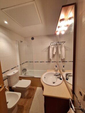 SĂšche-cheveux, bidet, serviettes fournies, savon