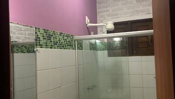 Chambre avec lits jumeaux, balcon, vue jardin | Salle de bain