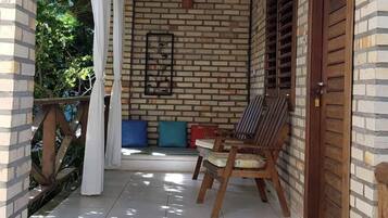 Quarto duplo, sacada, vista para o jardim | Wi-Fi de cortesia