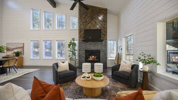 Smart-tv, eldstad och böcker