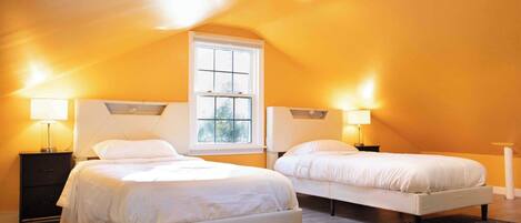 3 Schlafzimmer, Schreibtisch, Bügeleisen/Bügelbrett, Reisekinderbett