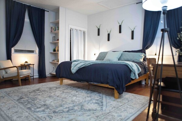 3 habitaciones, escritorio y tabla de planchar con plancha