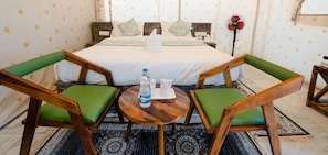 Luxe tweepersoonskamer, uitzicht op de woestijn | Donsdekens, bedden met traagschuimmatrassen, individueel gemeubileerd