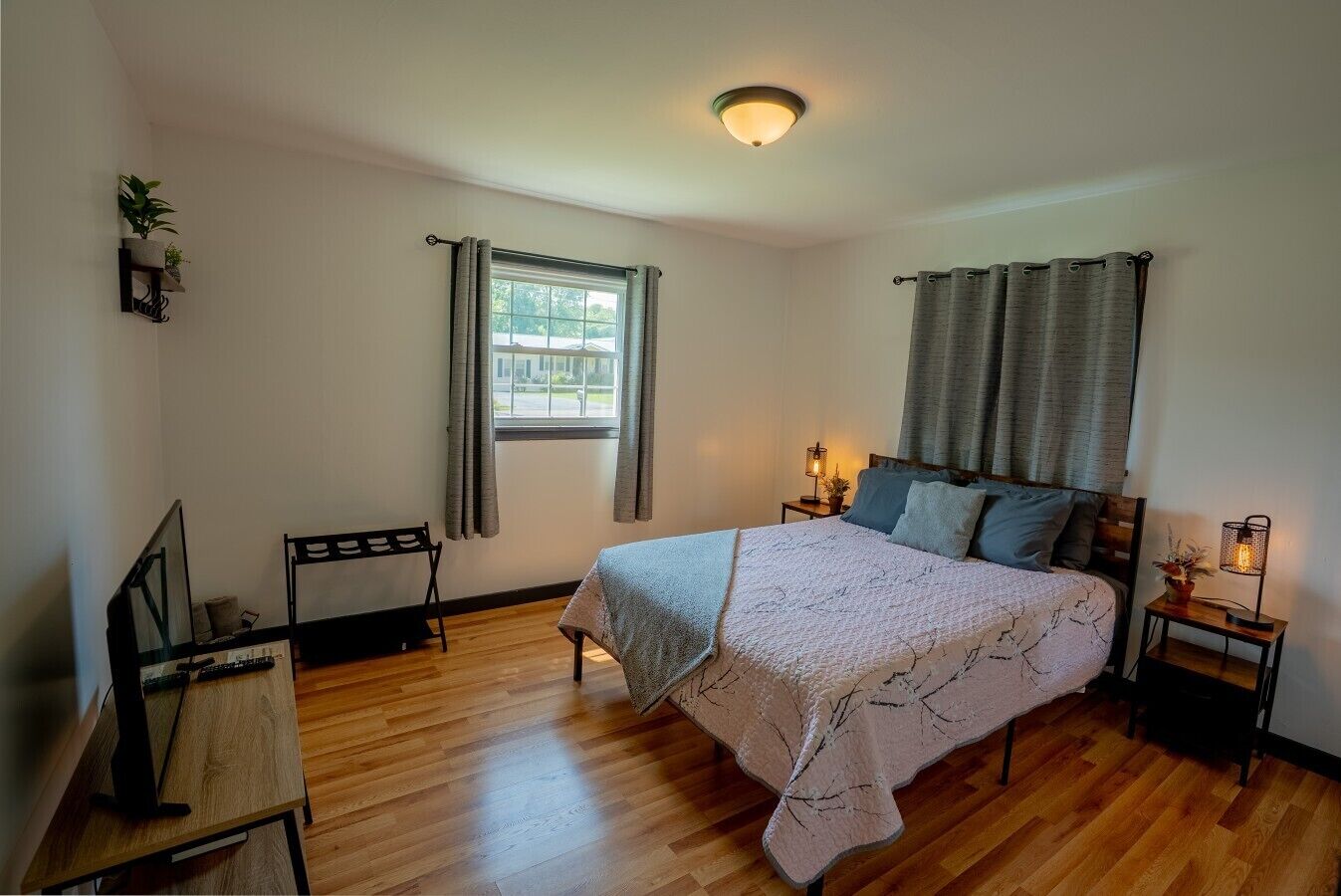 2 bedrooms, desk, iron/ironing board, WiFi