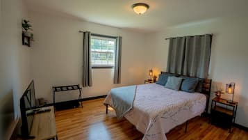 2 bedrooms, desk, iron/ironing board, WiFi