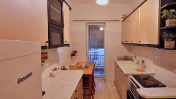 Fridge, oven, coffee/tea maker, electric kettle