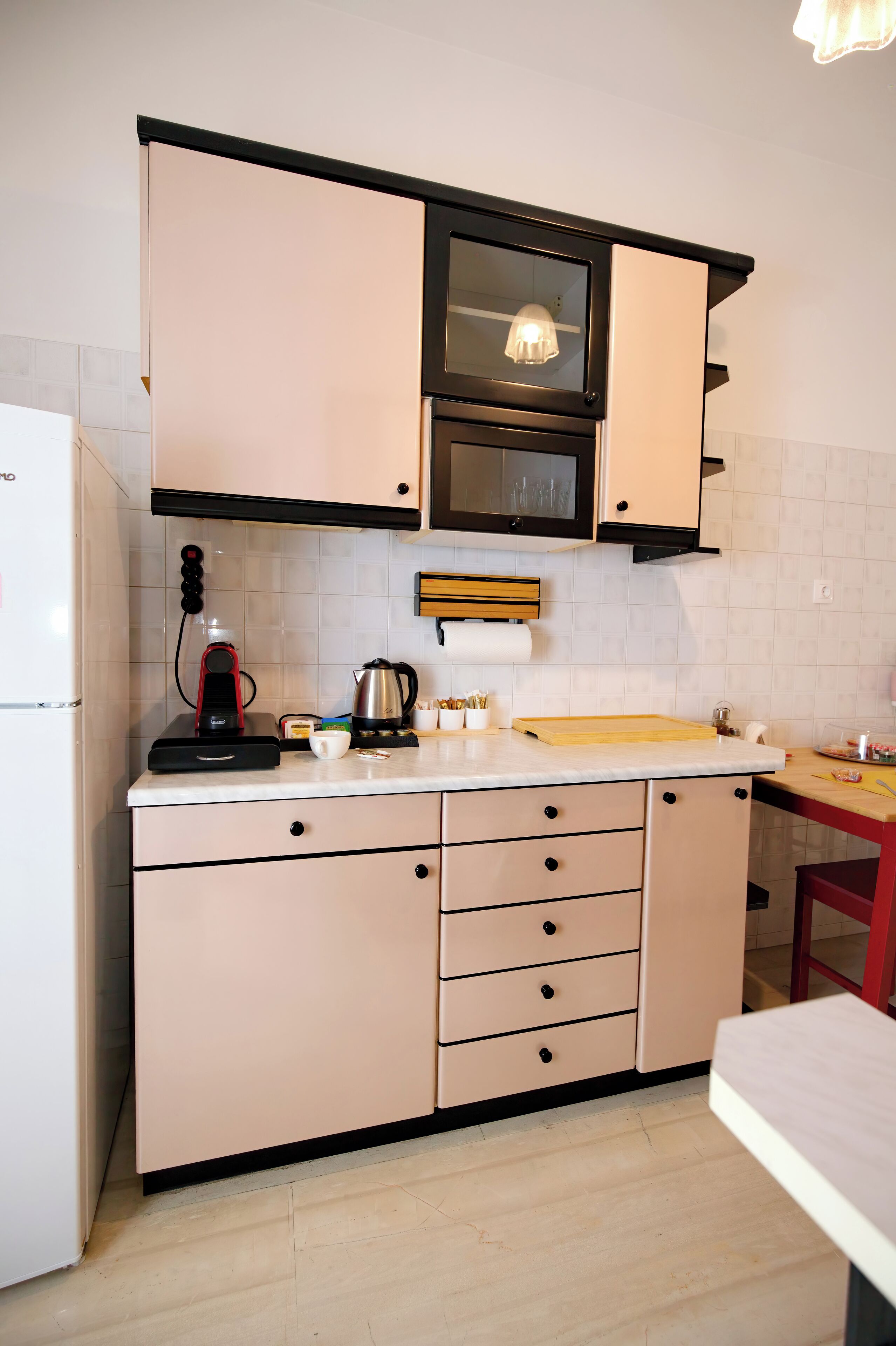 Fridge, oven, coffee/tea maker, electric kettle