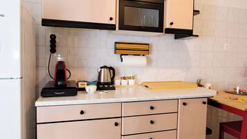 Fridge, oven, coffee/tea maker, electric kettle