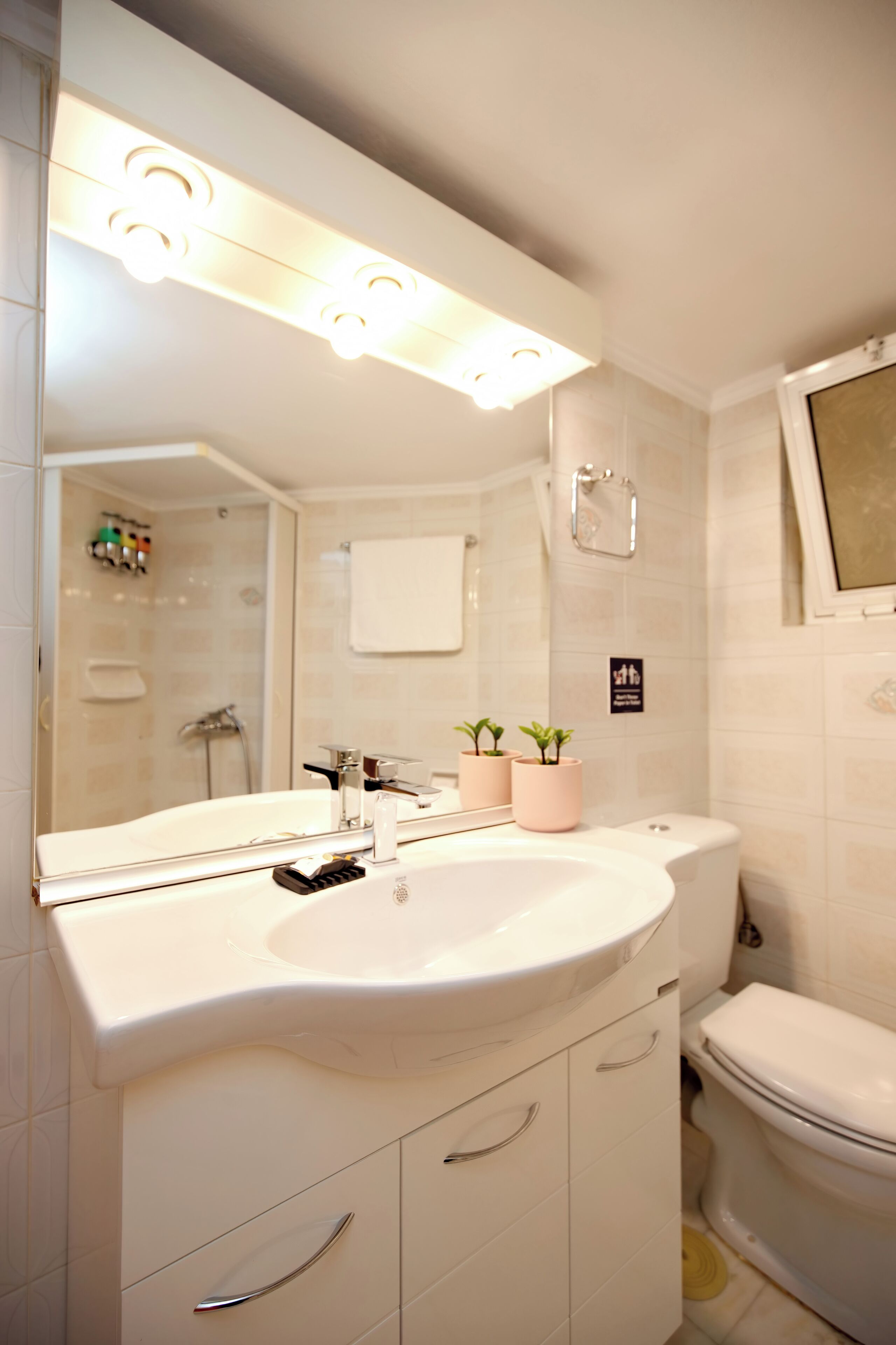 Douche, sèche-cheveux, serviettes fournies, savon