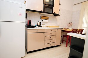 Fridge, oven, coffee/tea maker, electric kettle - Olga's  Lovely  Elia  Apartment  -  Kaisariani (Athina)