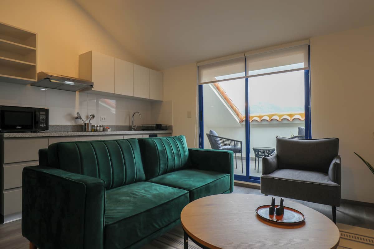 Apartment, 2 Bedrooms (716) | Living room