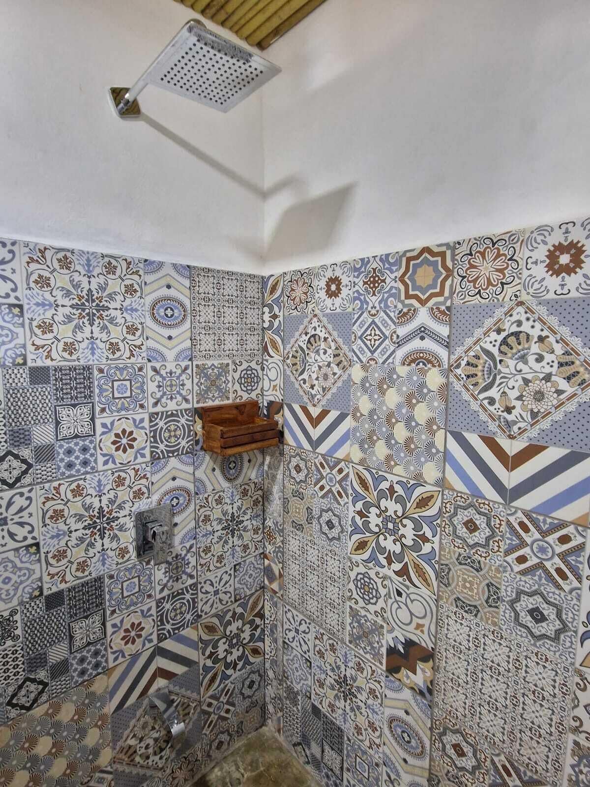 Standard Double Room | Bathroom | Shower, towels, soap, shampoo