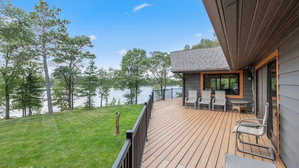 Une terrasse avec des sièges et une vue sur un lac.