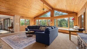 Smart-TV, Kamin, Bücher