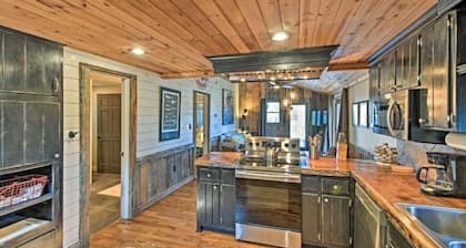 Charming 2-bedroom cottage in brilliant Blue Ridge with hot tub, patio, fire pit