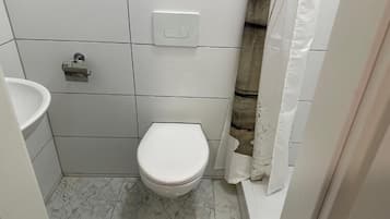 Habitació amb dos llits individuals bàsica | Escriptori i wifi gratuïta